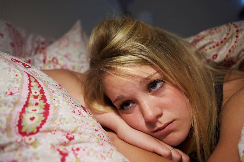Fille qui perd les cheveux à cause du stress